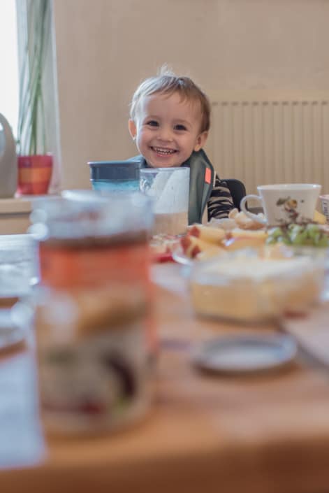 Familienreportage. Kind am Familientisch Familienreportage. Kind am Familientisch