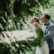 Hochzeitsreportage-Brautpaarshooting im grünen