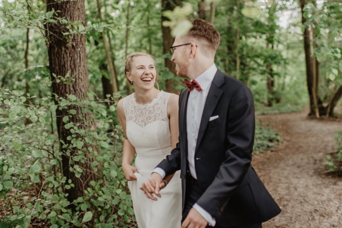 Hochzeitsreportage-Brautpaarshooting im grünen